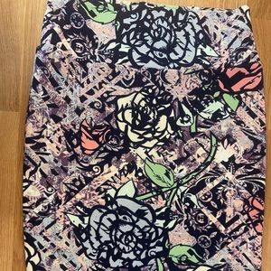 Beautiful size small floral print pencil skirt. In great condition.